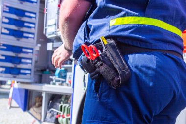 Alman teknik acil servis elemanı bir ekipman kamyon adam