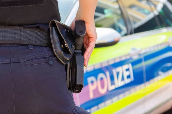 Kvinnlig Polis Håller Hennes Hand Hennes Vapen Polizei Det Tyska — Stockfoto