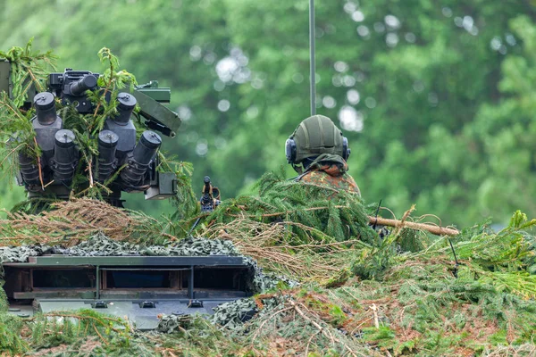 Soldado Alemão Senta Veículo Totalmente Camuflado Militar — Fotografia de Stock