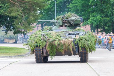 Augustdorf / Almanya - 15 Haziran 2019: Alman piyade savaş aracı Marder, Bundeswehr 2019'un halka açık etkinliği Günü'nde taktik gösteriye katıldı.