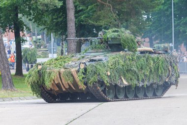Augustdorf / Almanya - 15 Haziran 2019: Alman piyade savaş aracı Marder, Bundeswehr 2019'un halka açık etkinliği Günü'nde taktik gösteriye katıldı.