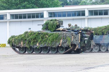 Augustdorf / Almanya - 15 Haziran 2019: Alman piyade savaş aracı Marder, Bundeswehr 2019'un halka açık etkinliği Günü'nde taktik gösteriye katıldı.