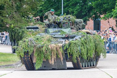Augustdorf / Almanya - 15 Haziran 2019: Alman piyade savaş aracı Marder, Bundeswehr 2019'un halka açık etkinliği Günü'nde taktik gösteriye katıldı.