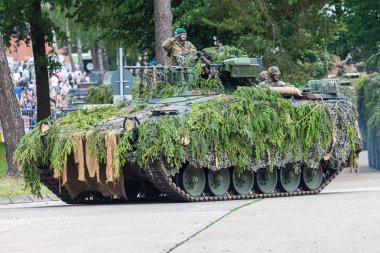 Augustdorf / Almanya - 15 Haziran 2019: Alman piyade savaş aracı Marder, Bundeswehr 2019'un halka açık etkinliği Günü'nde taktik gösteriye katıldı.
