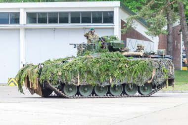 Augustdorf / Almanya - 15 Haziran 2019: Alman piyade savaş aracı Marder, Bundeswehr 2019'un halka açık etkinliği Günü'nde taktik gösteriye katıldı.