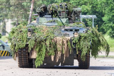 Augustdorf / Almanya - 15 Haziran 2019: Alman piyade savaş aracı Marder, Bundeswehr 2019'un halka açık etkinliği Günü'nde taktik gösteriye katıldı.