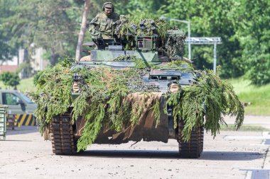 Augustdorf / Almanya - 15 Haziran 2019: Alman piyade savaş aracı Marder, Bundeswehr 2019'un halka açık etkinliği Günü'nde taktik gösteriye katıldı.