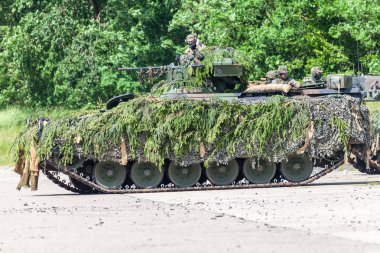 Augustdorf / Almanya - 15 Haziran 2019: Alman piyade savaş aracı Marder, Bundeswehr 2019'un halka açık etkinliği Günü'nde taktik gösteriye katıldı.
