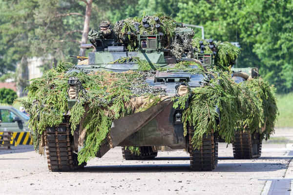 АВГУСТДОРФ / ГЕРМАНИЯ - 15 июня 2019 года: Боевой автомобиль немецкой пехоты Marder едет на тактической демонстрации в День бундесвера 2019
.