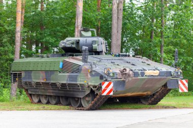 Alman piyade savaş aracı sokakta duruyor