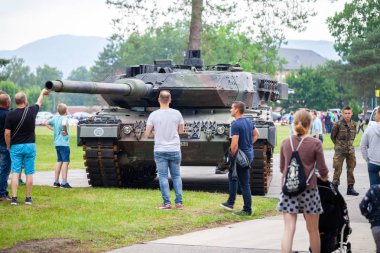 Augustdorf / Almanya - 15 Haziran 2019: Alman ana muharebe tankı Leopard 2a6, Bundeswehr 2019'un halka açık etkinliği Günü'nde bir sokağın yanında duruyor.
