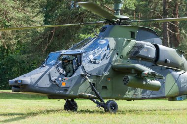 Augustdorf / Almanya - 15 Haziran 2019: Eurocopter Tiger çift motorlu saldırı helikopteri alman ordusundan kamu etkinliğinde, Augustdorf 2019'da Bundeswehr Günü.