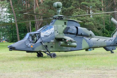 Augustdorf / Almanya - 15 Haziran 2019: Eurocopter Tiger çift motorlu saldırı helikopteri alman ordusundan kamu etkinliğinde, Augustdorf 2019'da Bundeswehr Günü.