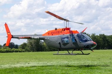 Bueckeburg / Almanya - 13 Haziran 2019: Bell 206b Jetranger III, Bueckeburg'daki bir helikopter iniş bölgesi üzerinde askeri eğitim görevleri için uçuyor.