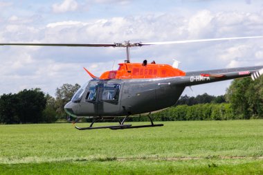 Bueckeburg / Almanya - 13 Haziran 2019: Bell 206b Jetranger III, Bueckeburg'daki bir helikopter iniş bölgesi üzerinde askeri eğitim görevleri için uçuyor.