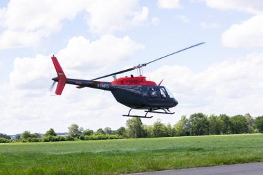 Bueckeburg / Almanya - 13 Haziran 2019: Bell 206b Jetranger III, Bueckeburg'daki bir helikopter iniş bölgesi üzerinde askeri eğitim görevleri için uçuyor.