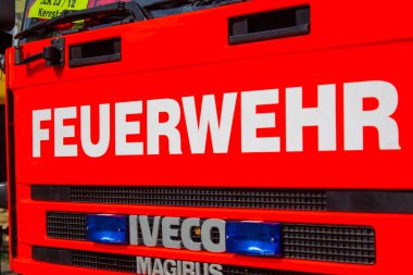 Peine / Almanya - 22 Haziran 2019: Alman Itfaiye Teşkilatı Peine'den Iveco Magirus döner merdiveni, üniforma günü olan halka açık bir etkinlikte duruyor. Feuerwehr itfaiye anlamına gelir.