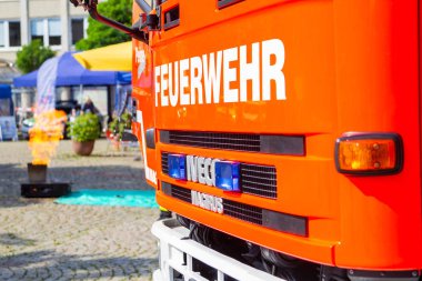 Peine / Almanya - 22 Haziran 2019: Alman Itfaiye Teşkilatı Peine'den Iveco Magirus döner merdiveni, üniforma günü olan halka açık bir etkinlikte duruyor. Feuerwehr itfaiye anlamına gelir.