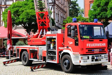 Peine / Almanya - 22 Haziran 2019: Alman Itfaiye Teşkilatı Peine'den Iveco Magirus döner merdiveni, üniforma günü olan halka açık bir etkinlikte duruyor. Feuerwehr itfaiye anlamına gelir.