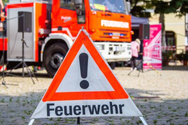 Peine / Almanya - 22 Haziran 2019: Alman Itfaiye Teşkilatı Peine'den Iveco Magirus döner merdiveni, üniforma günü olan halka açık bir etkinlikte duruyor. Feuerwehr itfaiye anlamına gelir.