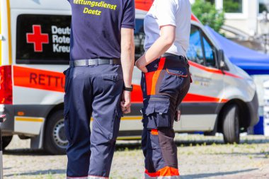 Peine / Almanya - 22 Haziran 2019: Alman kadın sağlık görevlisi bir ambulans vagonunun önünde duruyor. Rettungsdienst ambulans servisi anlamına gelir.