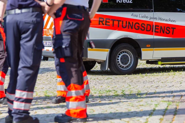 Peine Alemanha Junho 2019 Paramédica Alemã Está Frente Carro Ambulância — Fotografia de Stock