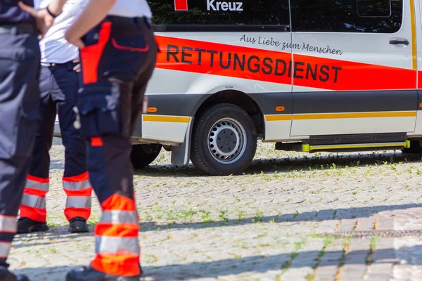 Peine Alemanha Junho 2019 Paramédica Alemã Está Frente Carro Ambulância — Fotografia de Stock