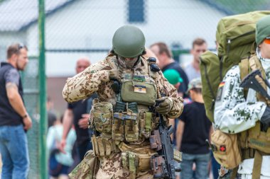 Augustdorf / Almanya - 15 Haziran 2019: Alman Ksk askeri Bundeswehr 2019 Günü'nde sahnede yürüyor.