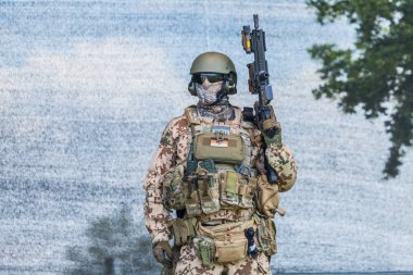 Augustdorf / Almanya - 15 Haziran 2019: Alman Ksk askeri Bundeswehr 2019 Günü'nde sahnede yürüyor.