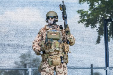 Augustdorf / Almanya - 15 Haziran 2019: Alman Ksk askeri Bundeswehr 2019 Günü'nde sahnede yürüyor.
