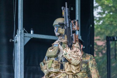 Augustdorf / Almanya - 15 Haziran 2019: Alman Ksk askeri Bundeswehr 2019 Günü'nde sahnede yürüyor.