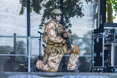 Augustdorf / Almanya - 15 Haziran 2019: Alman Ksk askeri Bundeswehr 2019 Günü'nde sahnede yürüyor.