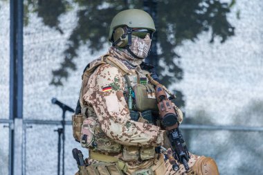Augustdorf / Almanya - 15 Haziran 2019: Alman Ksk askeri Bundeswehr 2019 Günü'nde sahnede yürüyor.