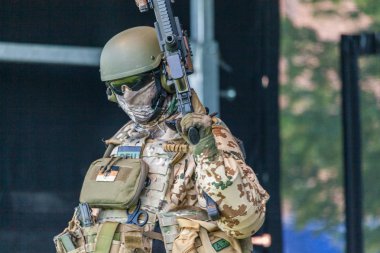 Augustdorf / Almanya - 15 Haziran 2019: Alman Ksk askeri Bundeswehr 2019 Günü'nde sahnede yürüyor.