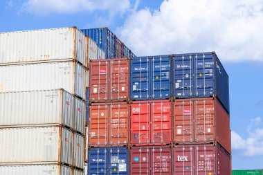 Nürnberg / Almanya - 4 Ağustos 2019: Nakliye konteynerleri Tricon Konteyner Terminali Nürnberg'de duruyor.
