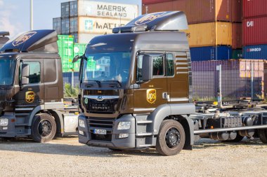 Nürnberg / Almanya - 4 Ağustos 2019: Amerikan çokuluslu paket teslimatından farklı kamyonlar, United Parcel Service (Ups), Nürnberg'deki konteyner terminalinin yakınında duruyor.