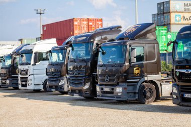 Nürnberg / Almanya - 4 Ağustos 2019: Amerikan çokuluslu paket teslimatından farklı kamyonlar, United Parcel Service (Ups), Nürnberg'deki konteyner terminalinin yakınında duruyor.
