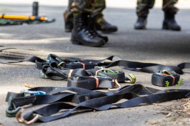 Kargo kırbaçlama malzemesi bir kamyonun yanında yerde yatıyor