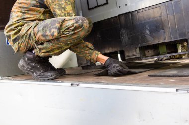 Alman ordusu askeri, kargoyu kırbaçmalzemesiyle vurdu