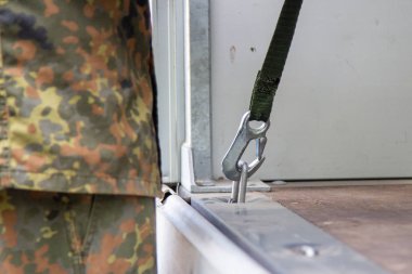 Alman ordusu askeri, kargoyu kırbaçmalzemesiyle vurdu