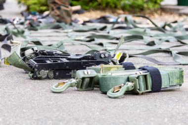 Kargo kırbaçlama malzemesi bir kamyonun yanında yerde yatıyor