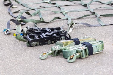 Kargo kırbaçlama malzemesi bir kamyonun yanında yerde yatıyor