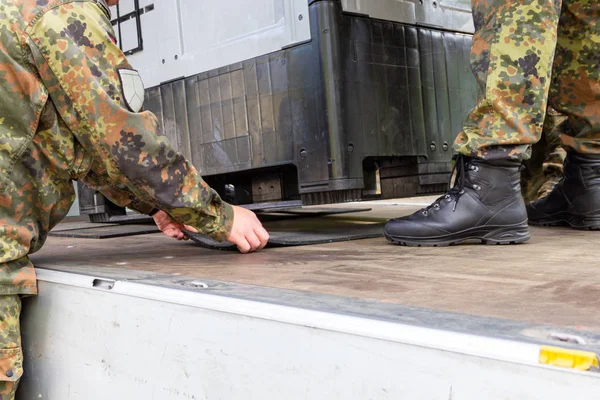 Soldado Del Ejército Alemán Ató Carga Con Material Amarre — Foto de Stock