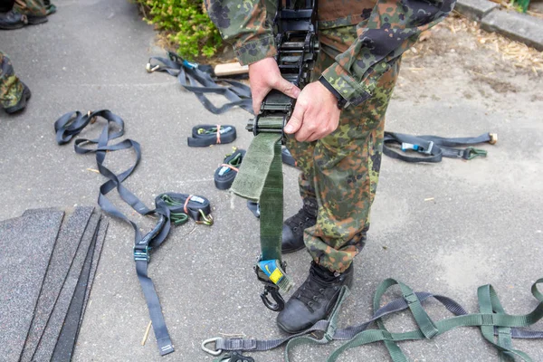 Tyska Armén Soldat Innehar Surrning Spärr — Stockfoto