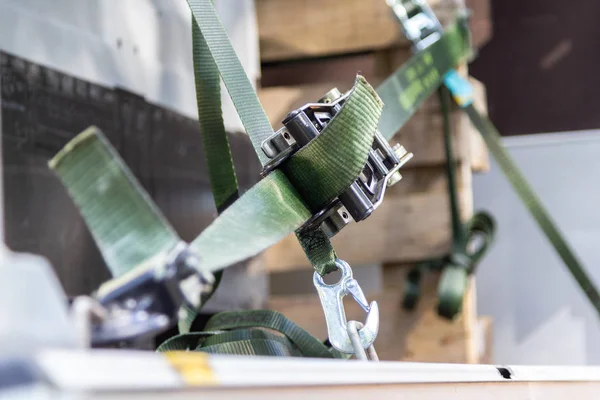 Kargo kirpik malzemesi bir kamyon yük alanında asılı