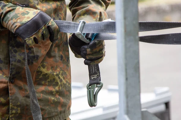 Soldado Del Ejército Alemán Ató Carga Con Material Amarre — Foto de Stock