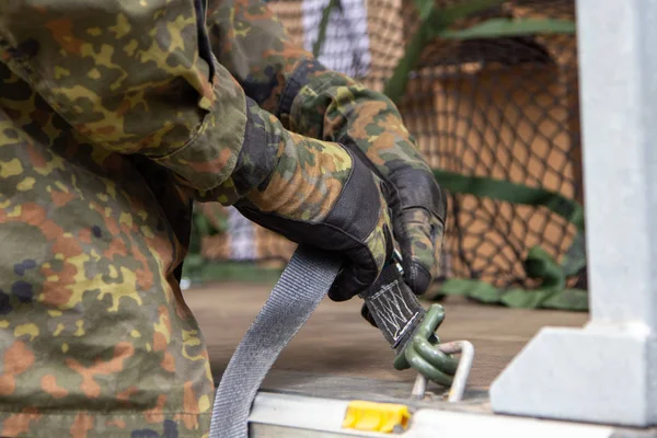Soldado Del Ejército Alemán Ató Carga Con Material Amarre — Foto de Stock