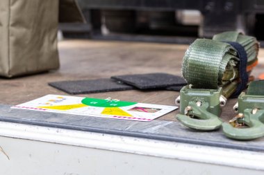 Munster / Almanya - 2 Temmuz 2019: Kargo taşımacılığı için şema kartını bağlama malzemesinin yakınında kirpikleme yatıyor.