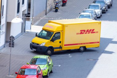 Fuerth / Almanya - 20 Temmuz 2019: Uluslararası kurye, parsel ve ekspres posta şirketi Dhl'den Iveco taşıyıcısı, sokakta duruyor.