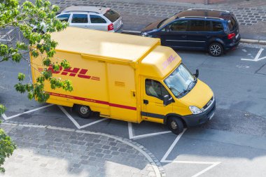Fuerth / Almanya - 18 Temmuz 2019: Uluslararası kurye, parsel ve ekspres posta şirketi Dhl'den Iveco taşıyıcısı, sokakta duruyor.